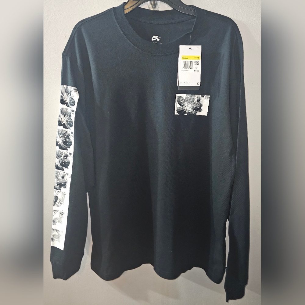 Nike SB Men's Long Sleeve Blossom Skate T Shirt Black Size Small DX9471 010